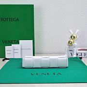 	 Bagsaaa Bottega Veneta white nappa leather Cassette shoulder bag - 22.5*13.5*4.5cm - 5