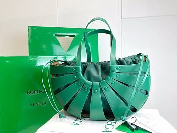 Bagsaaa Bottega Veneta's The Shell bag in green - 22X14X10cm