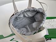 	 Bagsaaa Bottega Veneta's The Shell bag in off white - 22X14X10cm - 2