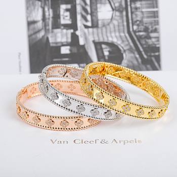 Bagsaaa Van Cleef & Arpels Perlee clovers bracelet 02