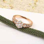 Bagsaaa Van Cleef & Arpel Flower Diamond Ring - 1