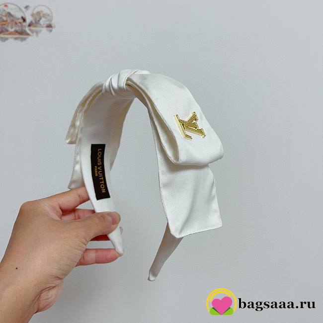 	 Bagsaaa Louis Vuitton White Headband, Diamond Logo - 1