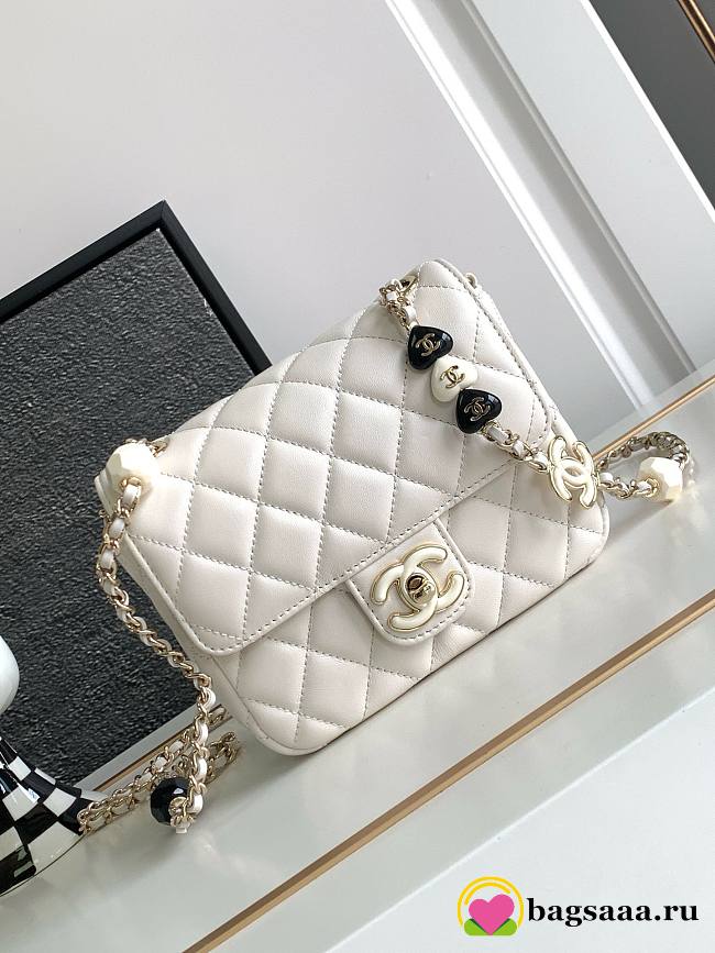 	 Bagsaaa Chanel 23K White Bag With Heart Chain - 16x12.5x4.5cm - 1