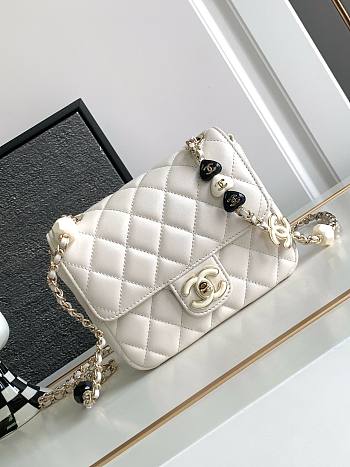 	 Bagsaaa Chanel 23K White Bag With Heart Chain - 16x12.5x4.5cm