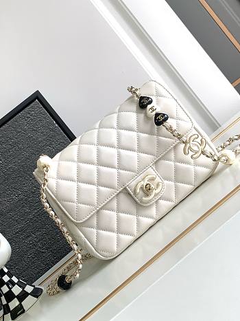 	 Bagsaaa Chanel 23K White Bag With Heart Chain - 19cm