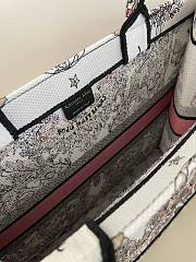 	 Bagsaaa Dior Lady Medium Book Tote White and Pastel Pink Butterfly Around The World Embroidery - 42 x 35 x 18.5 cm - 4
