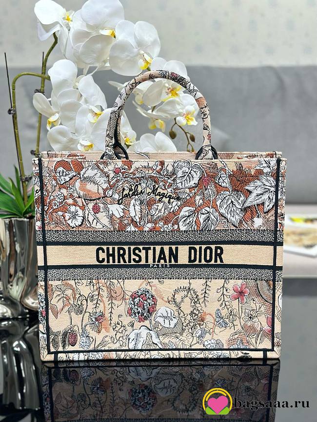 	 Bagsaaa Dior Large Beige Jardin Magique Embroidery Book Tote 42cm - 1