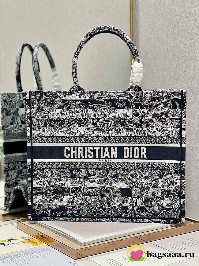 	 Bagsaaa Dior Large Book Tote D - Striped Ecru and Dark Blue Toile de Jouy Embroidery - 1