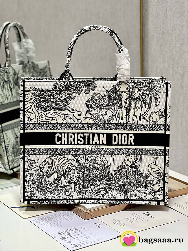 	 Bagsaaa Dior Large Book Tote Ecru and Black Toile de Jouy Embroidery - 1