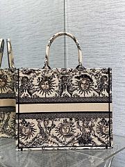 Bagsaaa Dior Large Book Tote Beige and Black Toile de Jouy Soleil Embroidery - 5