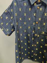 Basgaaa Louis Vuitton Embroidered Signature Short-Sleeved Denim Shirt - 3