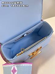 Bagsaaa Louis Vuitton Twist PM Nuage Blue M22515 Size 19 x 15 x 9 cm - 2