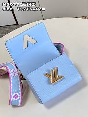 Bagsaaa Louis Vuitton Twist PM Nuage Blue M22515 Size 19 x 15 x 9 cm - 5