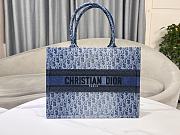 Bagsaaa Medium Dior Book Tote Blue Denim Dior Oblique Jacquard - 36 x 27.5 x 16.5 cm - 5