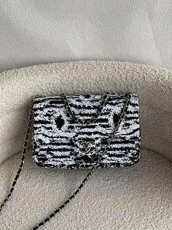 Bagsaaa Chanel Clutch Sequins Black & White AS4561 - 14 × 21 × 8 cm