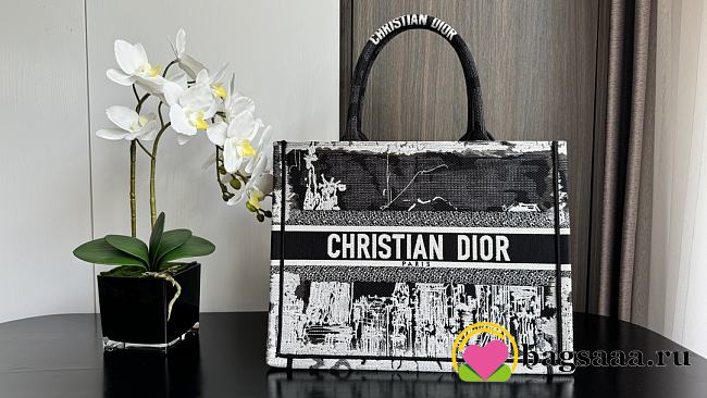 Bagsaaa Medium Dior Book Tote White and Black New York Embroidery - 36 x 27.5 x 16.5 cm - 1