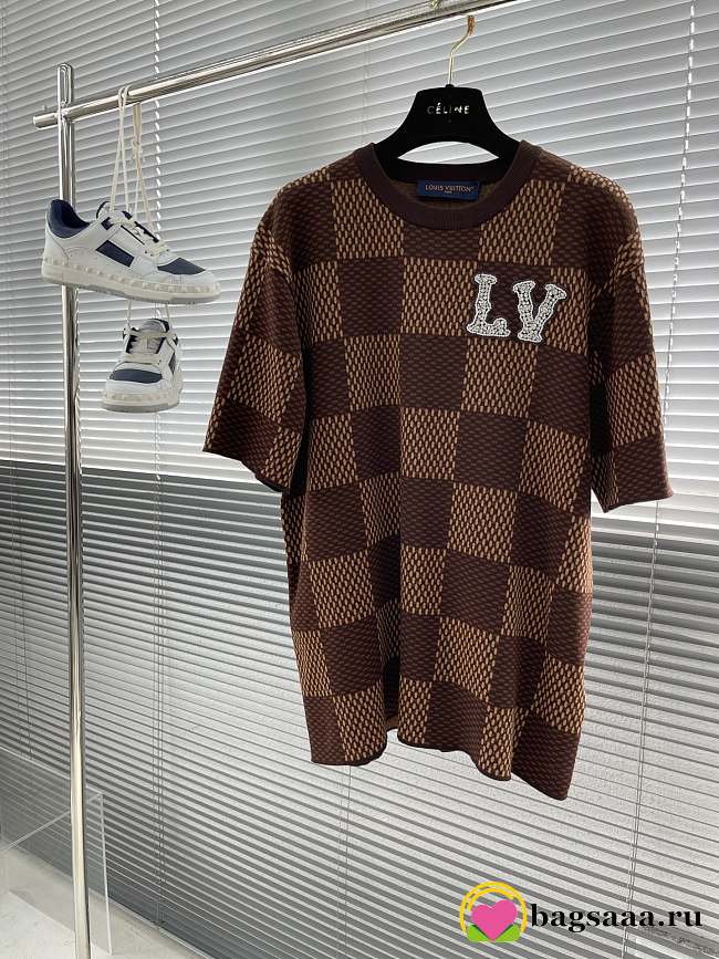 Bagsaaa LV Short-Sleeved Cotton Damier Crewneck With Crystal LV Patch - 1