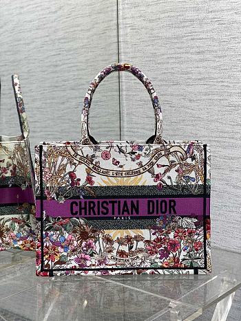 Bagsaaa Medium Dior Book Tote Ecru Multicolor Dior 4 Saisons Été Soleil Embroidery - 36 x 27.5 x 16.5 cm