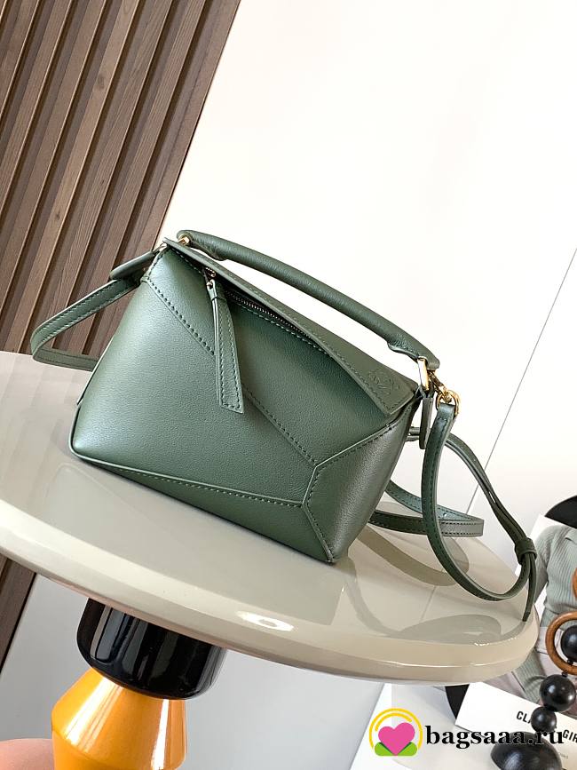 Bagsaaa Loewe Mini Puzzle bag in classic calfskin bottle green - 18x8x12 cm - 1