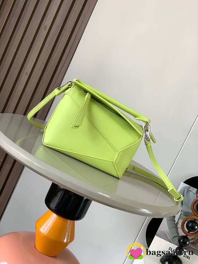 Bagsaaa Loewe Mini Puzzle bag in classic calfskin anise green - 18x8x12 cm - 1