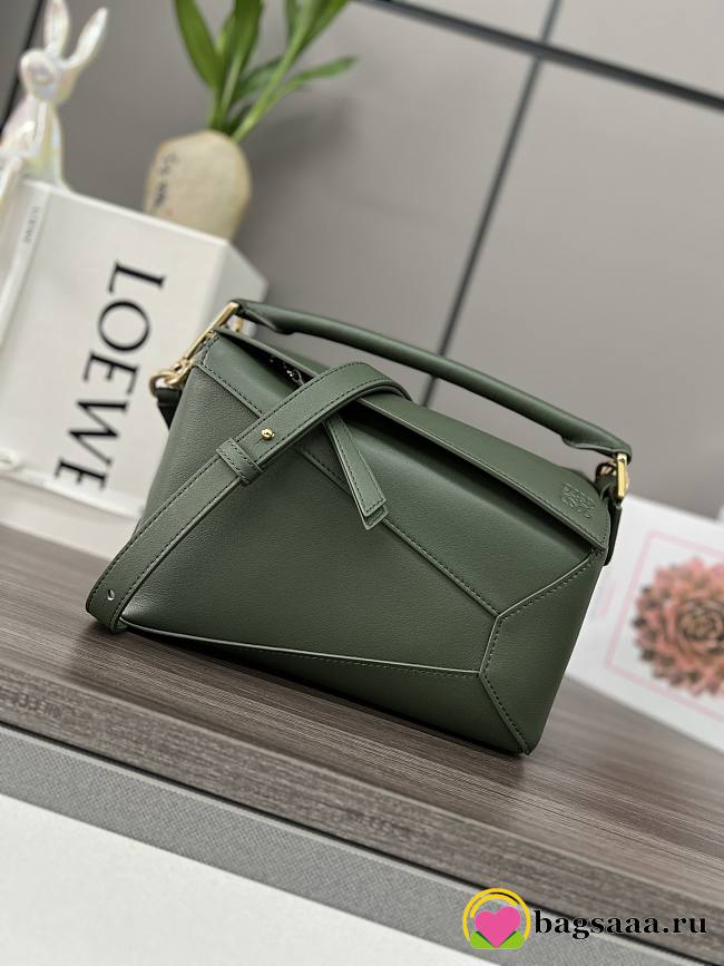 Bagsaaa Loewe Small Puzzle bag in classic calfskin bottle green - 24X16.5X10.5 cm - 1