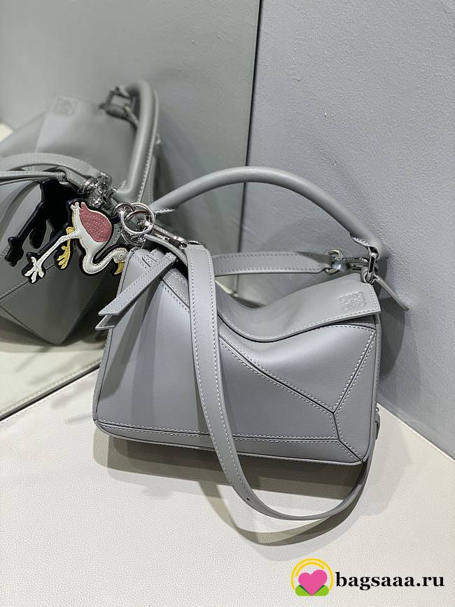 Bagsaaa Loewe Small Puzzle bag in soft grained calfskin pearl grey - 24X16.5X10.5 cm - 1