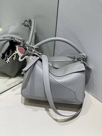 Bagsaaa Loewe Small Puzzle bag in soft grained calfskin pearl grey - 24X16.5X10.5 cm