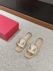 Bagsaaa Valentino Vlogo Cut-Out Laminated Nappa Leather Slide Sandal - 1