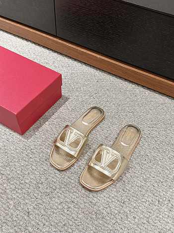 Bagsaaa Valentino Vlogo Cut-Out Laminated Nappa Leather Slide Sandal