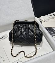 Bagsaaa Chanel Clutch Lambskin Black AS4717 - 16 × 24 × 8 cm - 1