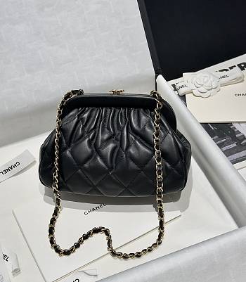 Bagsaaa Chanel Clutch Lambskin Black AS4717 - 16 × 24 × 8 cm