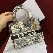 Bagsaaa Dior Medium Lady D-Lite Bag Latte and Black Toile de Jouy Zodiac Embroidery - 24 x 21 x 12 cm - 1