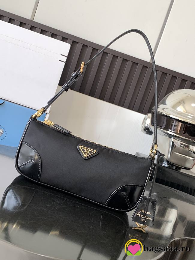 Bagsaaa Prada Re-Edition 2002 Re-Nylon and brushed leather shoulder bag - 23.5x10x5cm - 1