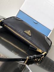 Bagsaaa Prada Re-Edition 2002 Re-Nylon and brushed leather shoulder bag - 23.5x10x5cm - 2