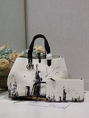 Bagsaaa Large Dior Toujours Bag Latte and Black Canvas with New York Print - 37 x 27 x 21 cm - 1