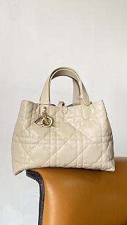 Bagsaaa Medium Dior Toujours Bag Dusty Ivory Macrocannage Calfskin - 28.5 x 21.5 x 17 cm - 1