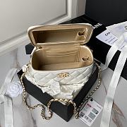 Bagsaaa Chanel White Vanity Case Adjustable Chain Strap AP3940 - 17cm - 2