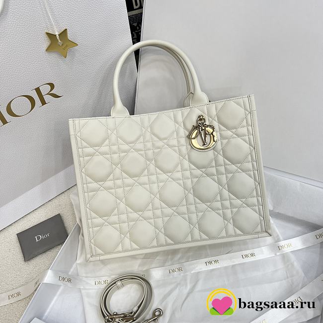 Bagsaaa Medium Dior Book Tote White Macrocannage Calfskin - 36.5 x 28 x 16.5 cm - 1