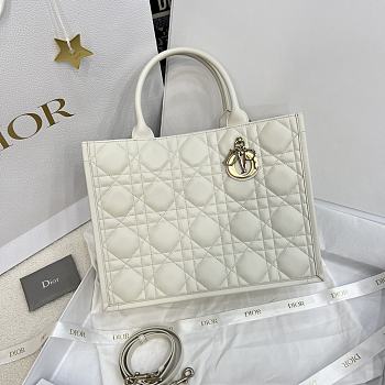 Bagsaaa Medium Dior Book Tote White Macrocannage Calfskin - 36.5 x 28 x 16.5 cm