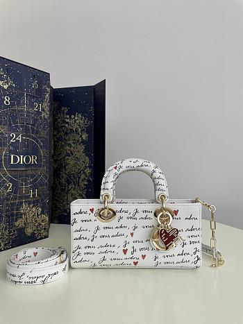 Bagsaaa Dioramour Small Lady D-Joy Bag White Calfskin with Black and Red Je Vous Adore Print - 22 x 12 x 6 cm