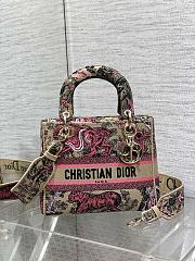 Bagsaaa Dior Medium Dioriviera Lady D-Lite Bag Raffia with Candy Pink Toile de Jouy Sauvage Embroidery - 24 x 21 x 12 cm - 1