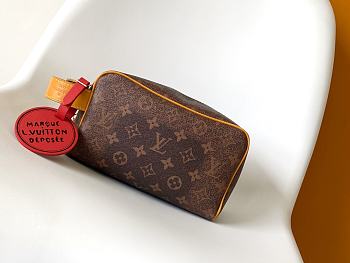 Bagsaaa Louis Vuitton M11765 Locker Dopp Kit Monogram Dust - 23 x 13 x 12 cm