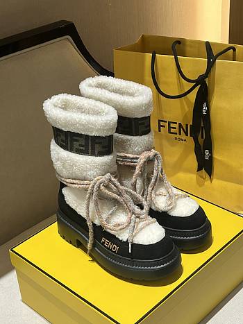 Bagsaaa Fendi Apres Chic White sheepskin and black suede boots