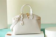 Bagsaaa Louis Vuitton M23061 Vendôme MM Cream - 29 x 15 x 36 cm - 1