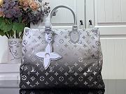 Bagsaaa Louis Vuitton M11847 OnTheGo MM Bag Frost - 35 x 27 x 14 cm - 1