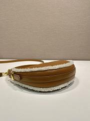 Bagsaaa Prada Arqué small shearling shoulder bag 1BC194 - 22.5 cm - 3