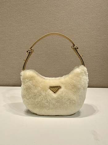 Bagsaaa Prada Arqué shearling and leather shoulder bag 1BC194 - 22.5 cm