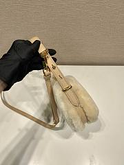 Bagsaaa Prada Arqué shearling and leather shoulder bag 1BC194 - 22.5 cm - 2