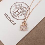 Bagsaaa Hermes Amulettes Constance pendant rose gold - 1