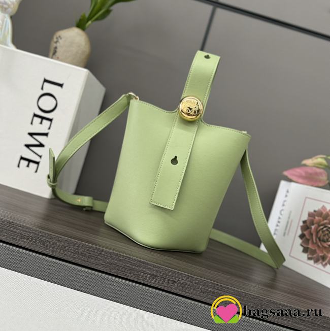 Bagsaaa Loewe Mini Pebble bucket in smooth calfskin light green - 16*16*19.5CM - 1